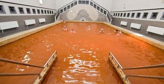 Купания в лечебном бассейне с высоко минерализованным рассолом (комплекс «Мертвое море») в санатории Усть-Качка